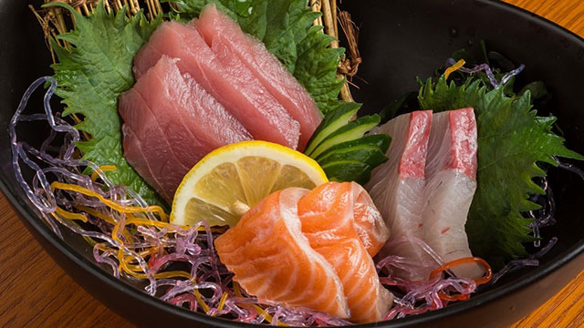 魚は毎日市場へ直接出向き旬の素材を仕入れ